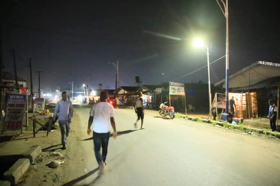 SOLAR STREET LIGHTS: OKORIBI-ALEGBO Installation of solar street lights in Okoribi-Alegbo, Effurun, Uvwie Local Government Area of Delta State.