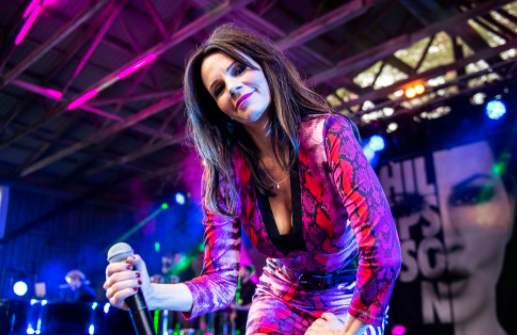 Smalandstidning's tweet photo. Lena Philipsson blir en av programledarna för Melodifestivalen 2021: ”Jag längtar efter lite glitter och glamour”.
https://t.co/8yyUtxAOFn https://t.co/8UQ9RKJ3Mu