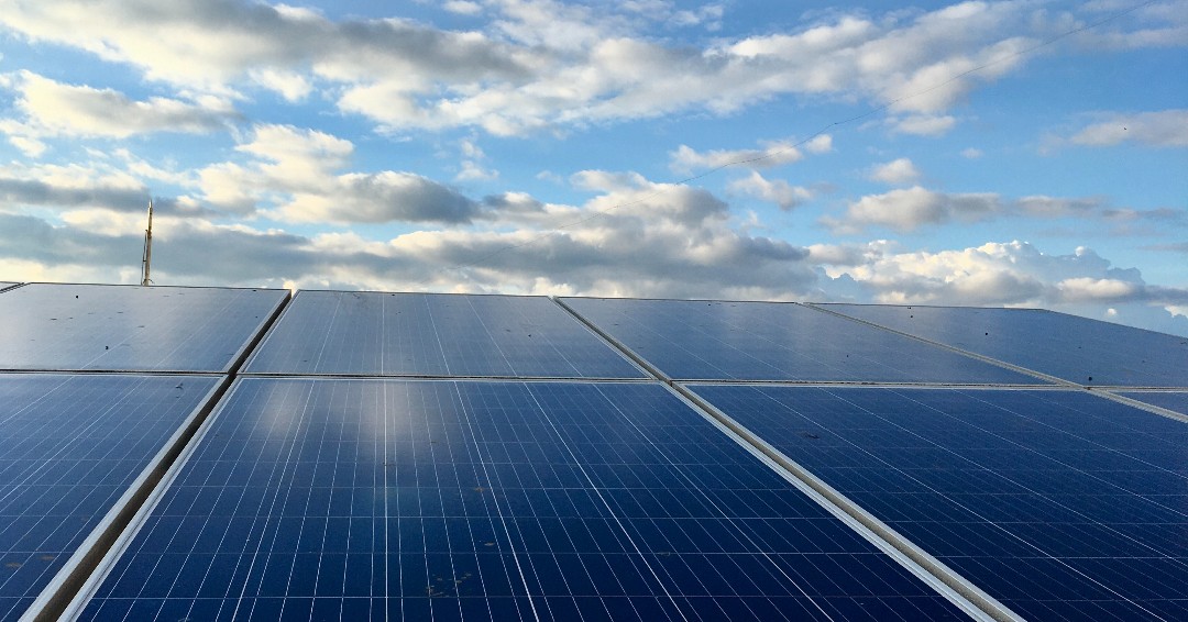 pohlrosapohl's tweet photo. 'Arkansas schools install solar panels to save millions on energy and pay teachers more.' ☀️(Photo: Samayag Shah)

https://t.co/fbw73XMBMZ

#solarpower #renewableenergy #healthyenvironment #bettereducation #balancedbudgets #brighterfutures https://t.co/xLAu5sZGi9