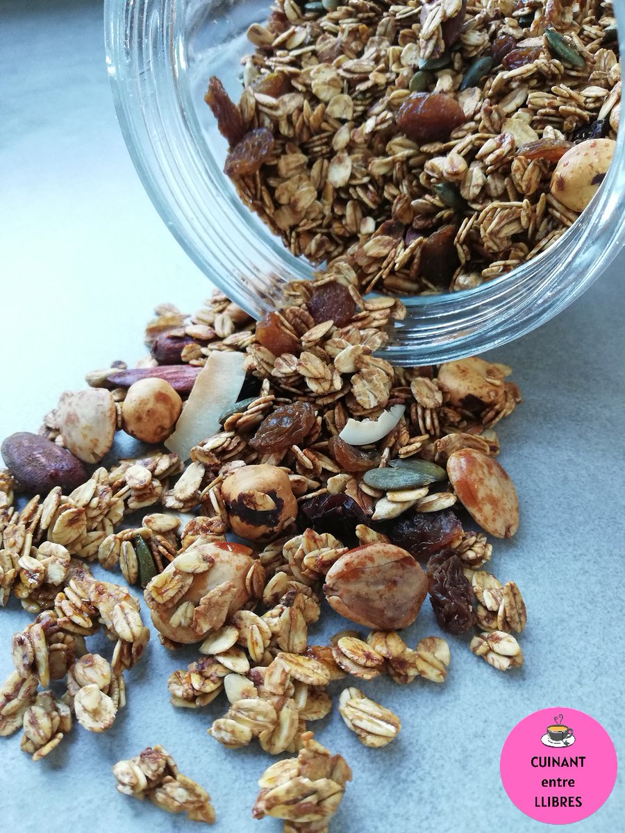 cuinantllibres's tweet photo. #granola casolana, així hem ocupat un ratet d'aquest dia tan especial perquè no es faci tan llarga l'espera 👑🎁🐫

https://t.co/XdktGWT01I

#cuinantentrellibres https://t.co/1YnkZb2CPS