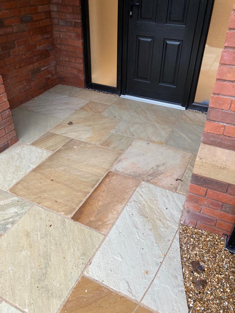 TGBUILDERSM's tweet image. Let&apos;s look forward to the Spring! Time to start thinking about that new garden patio....
Here are photos sent in to our Northwich branch of a finished project using the Golden Fossil Classic Sandstone paving stone.  
#Northwich #Pavestone #Paving #Patio #sandstone