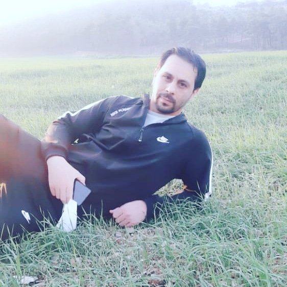 أمرّ على الرسم الخجول وبي سكبُ
يناجي بلادا
هاء في حبها القلبُ

فأعجب كيف الماءُ ينساب عابرا
ويبقى بقربي
جالسا وحده العشبُ

م.ع ٢٠٠٨