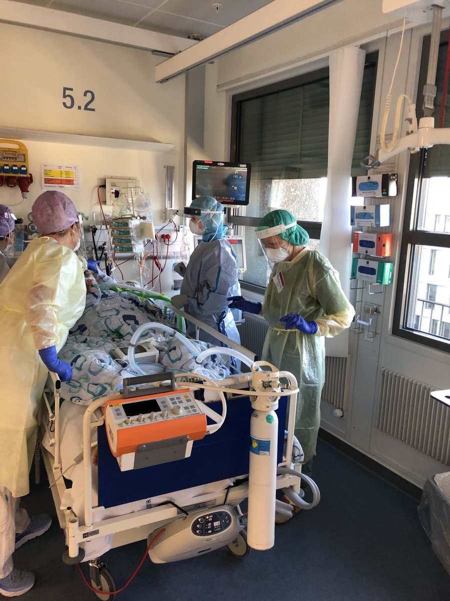Åbning af de nye intensive sengepladser på Rigshospitalet til covidpatienter med modtagelse af den første.  God forberedelse, kompetente og dedikerede medarbejdere og assistance fra dygtige kolleger udefra har gjort starten til en god oplevelse. Med plads til et smil i ny og næ.