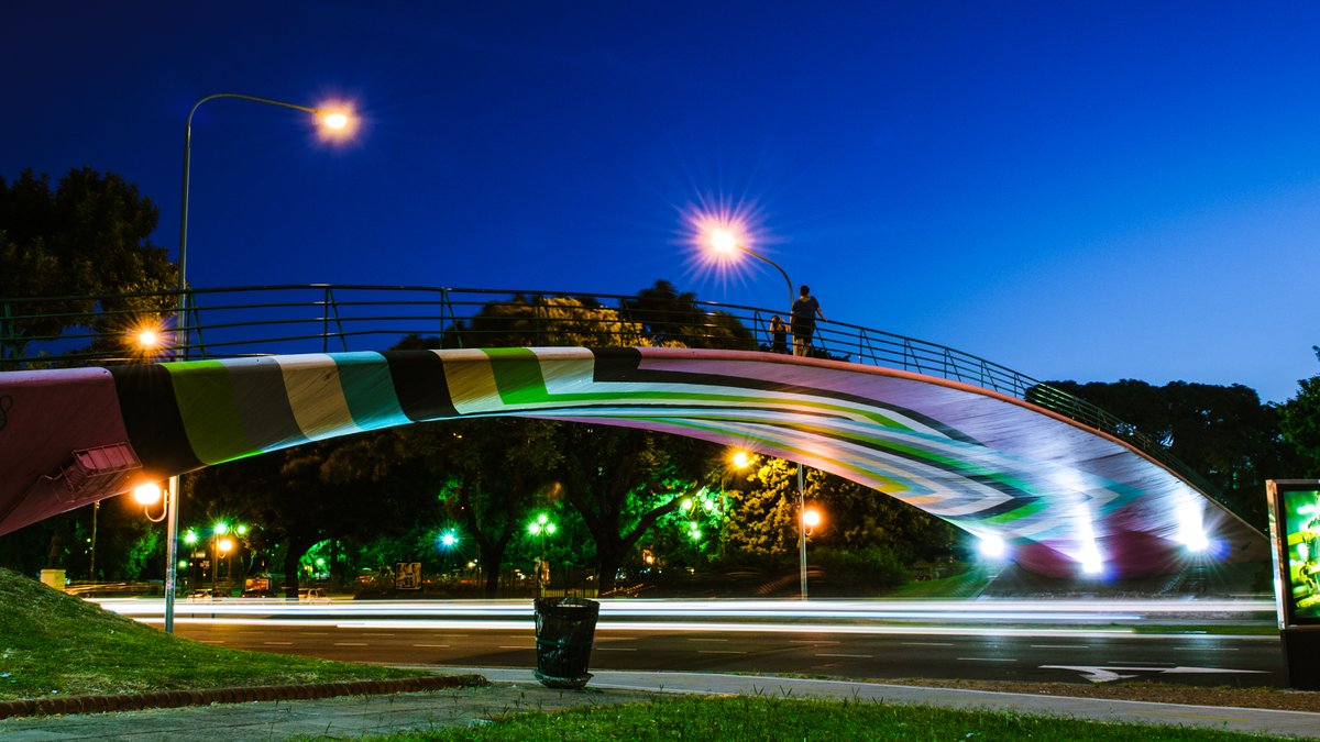 brezhneviano's tweet photo. ¿Vieron el puente peatonal de Figueroa Alcorta? Es una arquitectura singular que ya parece asociada con el paisaje de la Facultad de Derecho y Plaza Francia. Pero no siempre estuvo en su ubicación actual. ¿De dónde salió, dónde estaba y por qué se movió? Veamos. https://t.co/fBp63z5TIE
