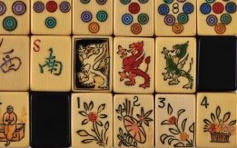I'm also low key fascinated by these very non-Asian looking dragons showing up on these American made mahjong sets.I only know these tiles as 紅中 發財, so them being dragons is all new to me. It's one of the big early divergences in design, I think.