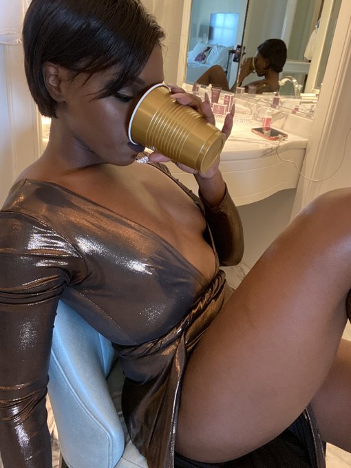 3 pic. How pornstars drink in their natural habitat 🥂
https://t.co/rbf6AjUTQC https://t.co/LXsNde5im