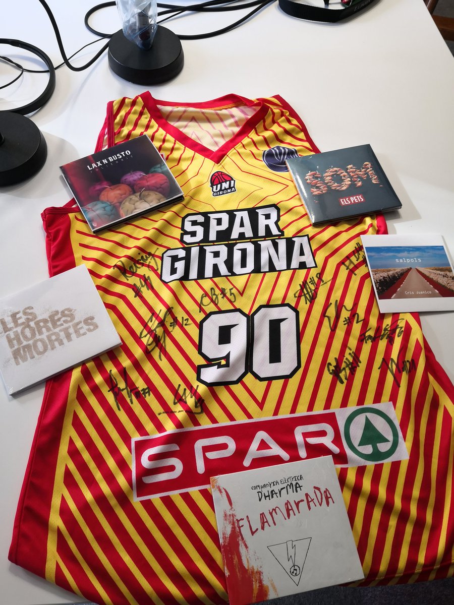 rvilablareix's tweet photo. S'acosta Reis. El dia 6 de gener sortegem aquesta samarreta oficial signada per totes les jugadores @unigirona i un lot de CDs gentilesa dels companys @rgbcat amb @ElsPetsOficial @laxnbusto @PauAlabajos @crisjuanico i @ElectricaDharma Molt senzill per participar. RT i Follow! https://t.co/CaMZ4NodTH