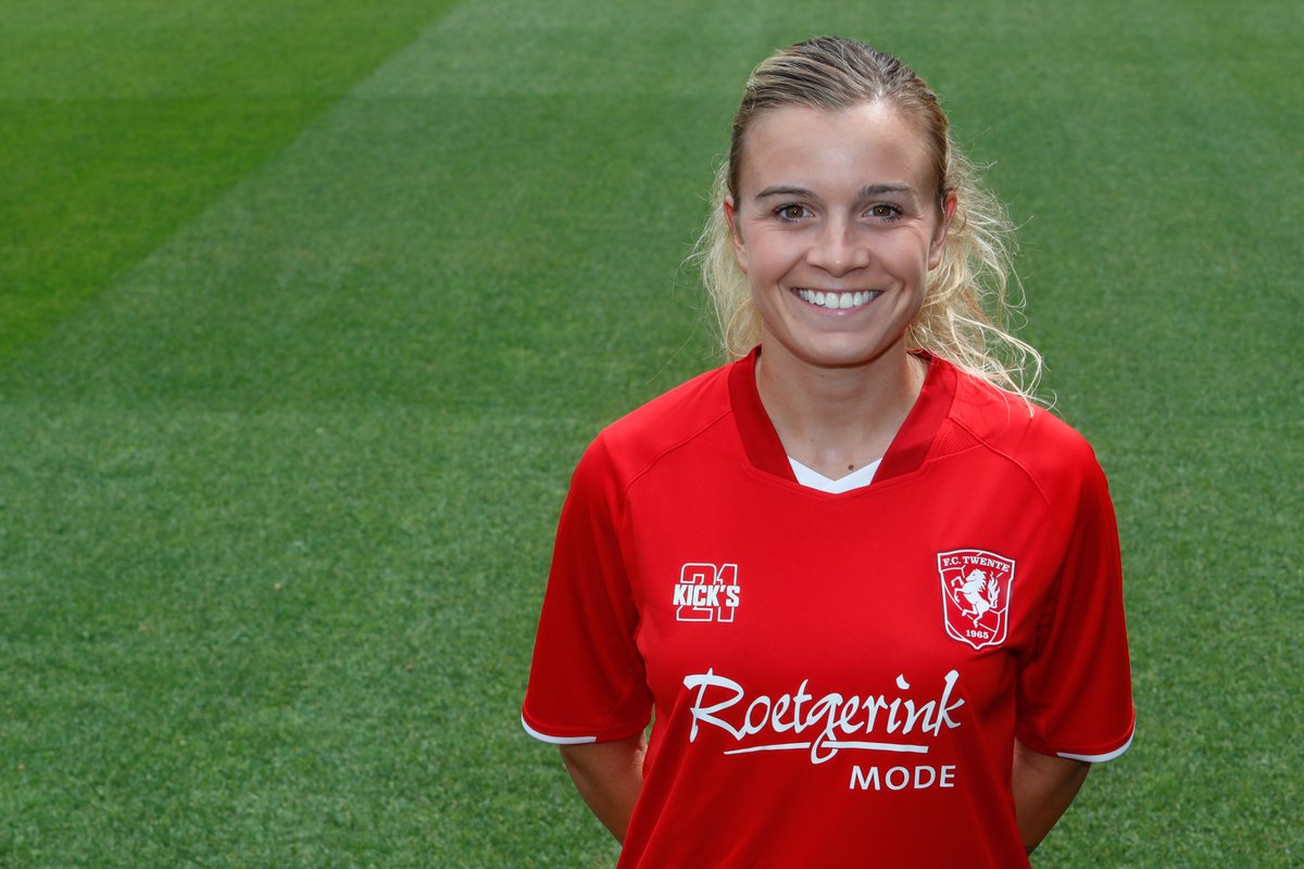 FCTwenteVrouwen's tweet photo. Maud Roetgering blijft actief voor FC Twente Vrouwen. 

Ze gaat zich richten op de commerciële activiteiten binnen en rondom FC Twente Vrouwen.

https://t.co/Rq21dbPxBc https://t.co/maozkLkhmY
