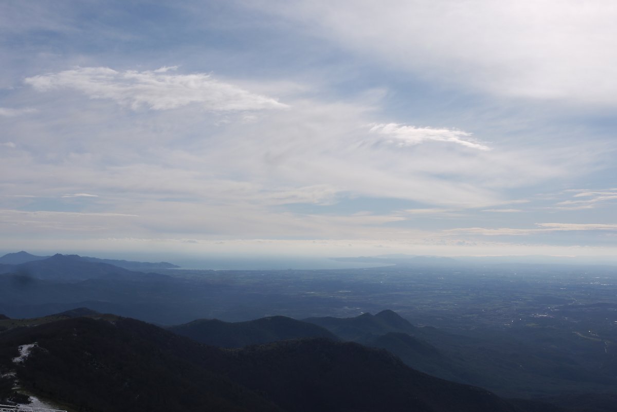 Balade ce jour dans les Albères  au Pic du Néoulous (alt. 1256 m.), avec montée à pied depuis le col de l'Ouillat (alt. 938 m.).
Beau temps, mais vent violent et glacial !
#PyrénéesOrientales