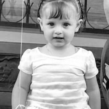 Idleholiic's tweet photo. Today the case of the girl came out #SorryJungin ... I will also tell you about a case that happened last December in Colombia, where the 18-month-old girl Sofía Cadavid was assassinated by beatings by her father for revenge #Letstakecareofthechildrens https://t.co/j9egIUIEiD
