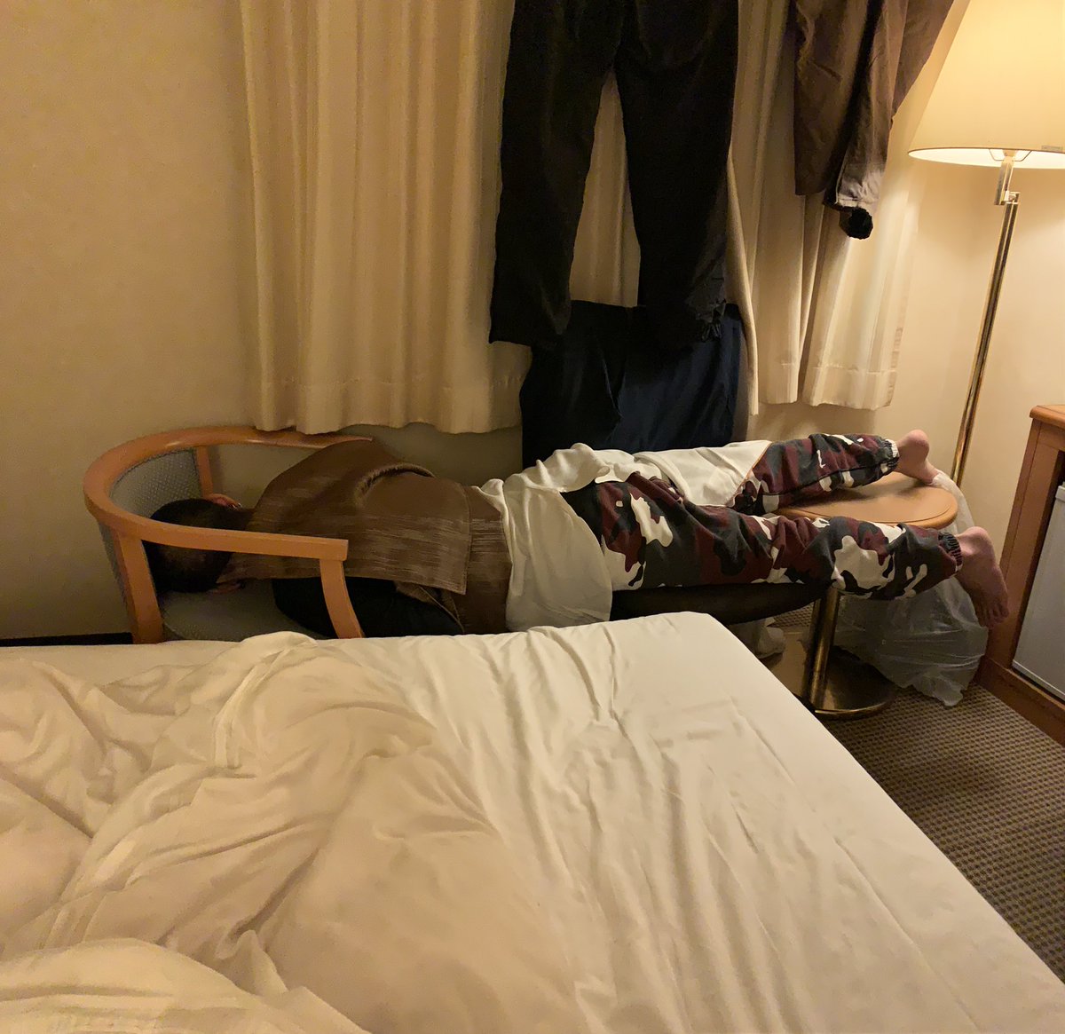 Yu070896's tweet photo. "人"ってお酒も飲まずにこんな状態で熟睡できるもんなん？

ちなみに僕は缶ビール2本飲んでベッドで寝かせてもらったにも関わらず1時間で目が覚めました。

#野生児村上VSシティーボーイ中井 https://t.co/2FLmKTmFvU