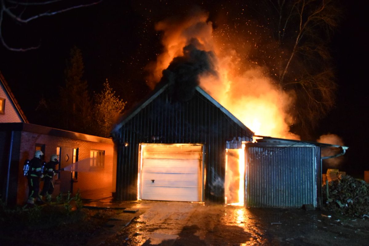 Uitslaande brand in schuur achter woning in Oudwoude - #Friesland -..