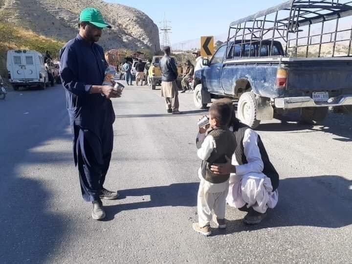 WaqasKSwati's tweet photo. Our Baloch brothers who are serving the Hazara people with martyrs.
Stop spreading hatred among communities.
We are all on the same platform and recognize the real culprits, Terrorist have no religion.
#hazaragenocide #Hazara #Mach #MachBolan #machincident https://t.co/cWDEso2LvV