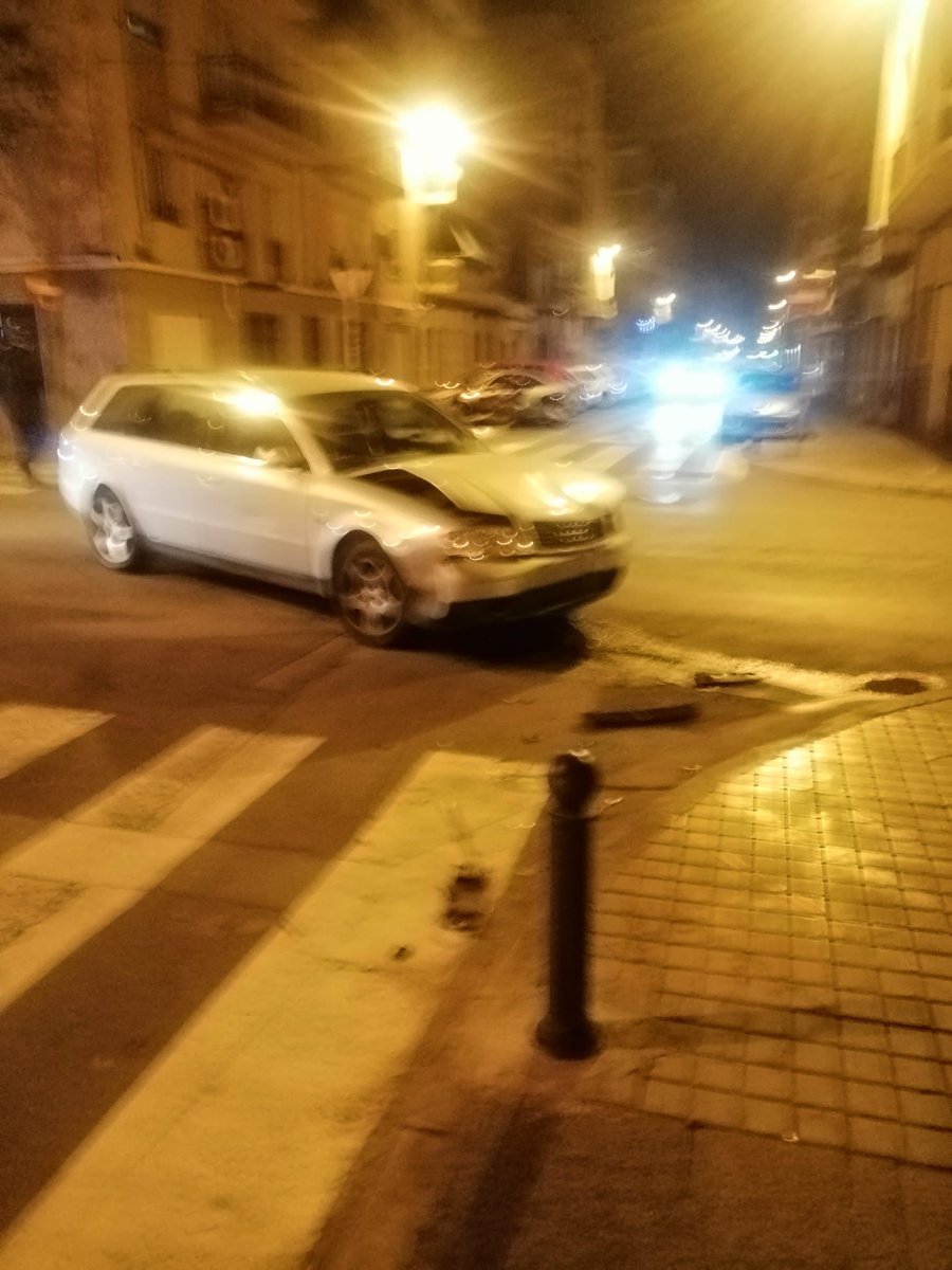 J41M3sg's tweet photo. @_RamonAbad_ @ajuntamentelx @policiaelche  otro accidente más en Concepción Arenal con el cruce de Doctor Ferran. No sé si estáis esperando a que pase algo grave de verdad o que se metan litarlemnte en mi casa para poner un semáforo en el único cruce de toda la avenida sin el... https://t.co/tXjtCrWFwy