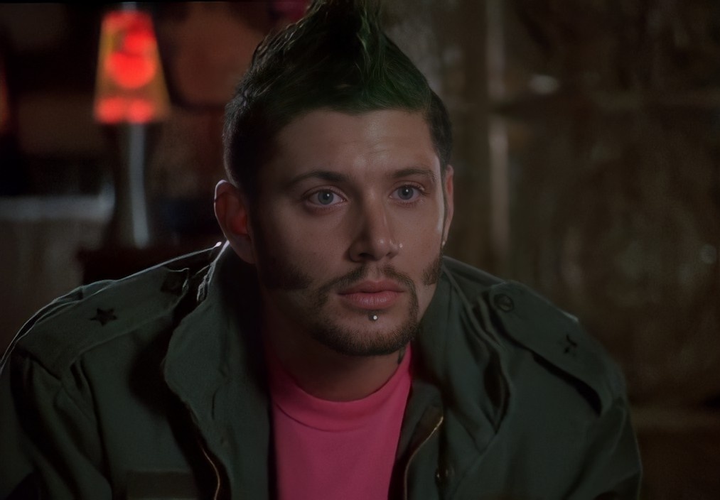 Challenge time: this pink t-shirt also has a message on it, I couldn't read it while watching the movie/screencaping it because of the jacket/perspective. If anyone knows what it says please text me cause I am sure it's also amazing like the rest of them 