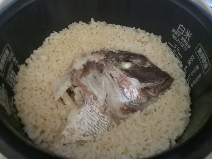 うちの今年の正月料理は真鯛のアラ(2匹分100円)を鯛めしとアラ汁に加工して別口で柵を刺身に下ろしてもらってきたのと合わせて真鯛尽くしをこうしてこうじゃ 