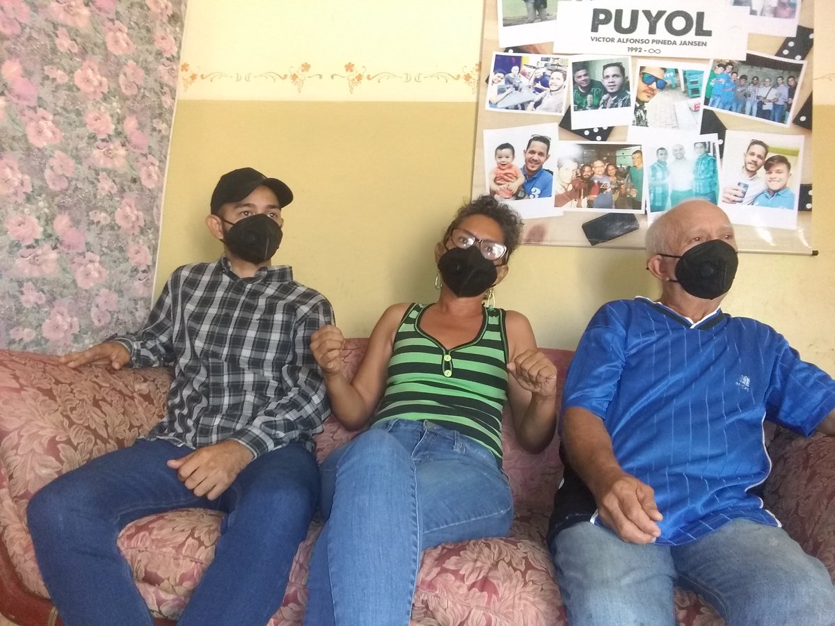 NoticiasFalcon's tweet photo. Clamor de una madre a la fiscalía

“Mi hijo Víctor Alfonso merece justicia y cese el hermetismo en su asesinato”

Scarlet Jansen denuncia que a dos meses del crimen los autores de este homicidio andan sueltos y tranquilos como si nada
@TarekWiliamSaab 

https://t.co/TtWdvpVbuU https://t.co/QFXRtWSmWI
