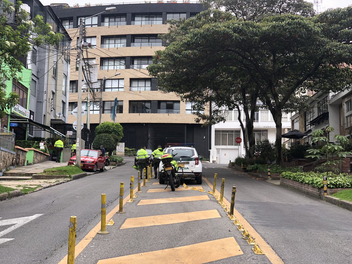 CarlosCarrilloY's tweet image. La policía, como siempre, dando mal ejemplo @multandoBog @AndenParaPeaton @MultandoEscolta