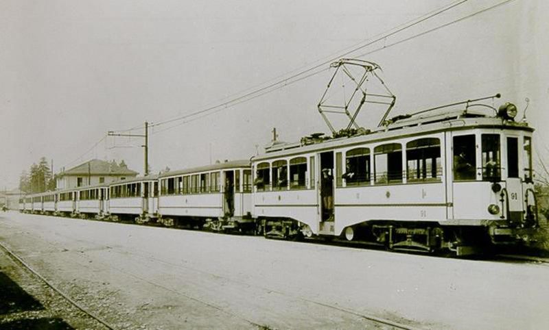 6/Even in terms of rolling stock, interurbans used sometimes "light" rail stock with electric and steam locos with wagons (also freight, a non negligible part of interurban business), tramway-like, or even suburban train-like, self-propelled cars in simple or long compositions