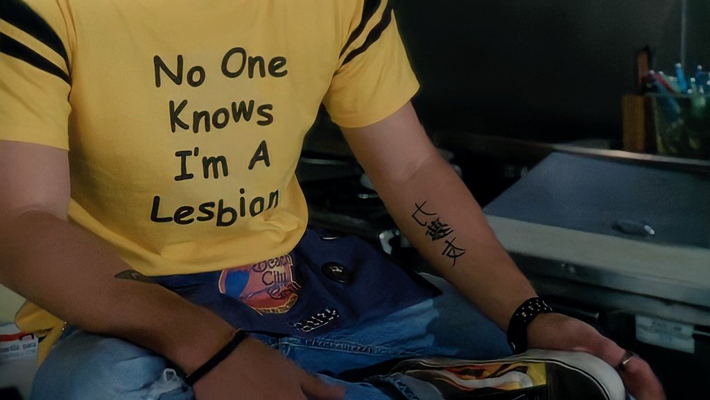 This is my favorite 100%, "no one knows I'm a lesbian" + those flame shoes? Hell YES! KING! And that tattoo? Is that chinese? Someone knows what it means? 