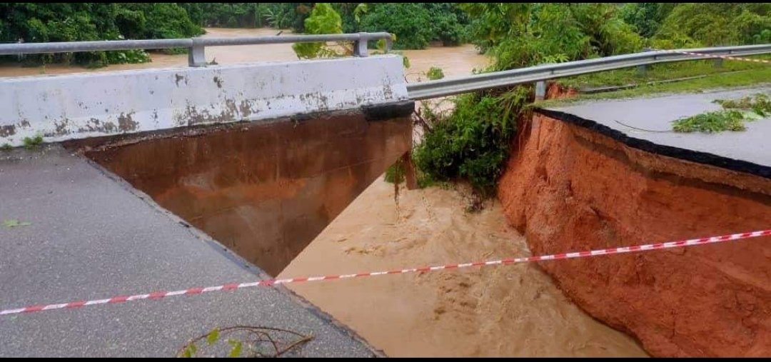 Laporan Bencana Jalan Negeri di Daerah Raub
Tarikh: 3.01.2021
Masa: 630 pm

Abutment Jambatan Runtuh di Jalan Masuk ke Kg Lechar
Panjang Kawasan: 3m
Lebar Kawasan: 7m
Status Laluan: Ditutup kepada semua lalulintas
@MOWorks
<a href="/JKRMalaysia/">JKR Malaysia</a>
<a href="/IrHafizah/">Hafizah</a>
<a href="/IrRiduan/">Riduan Osman</a>