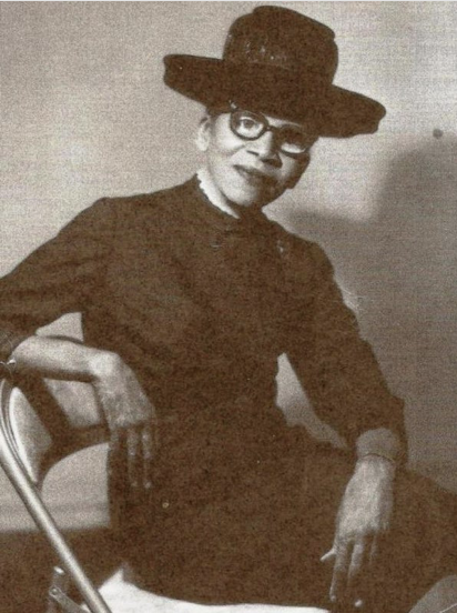 Ann Lowe, a Black designer who was integral to the history of American fashion. Her artistic vision has been compared with that of Chanel or Dior. Lowe was passionate about the art of dressmaking and her gowns were of exceedingly high-quality.

bit.ly/389hh4d