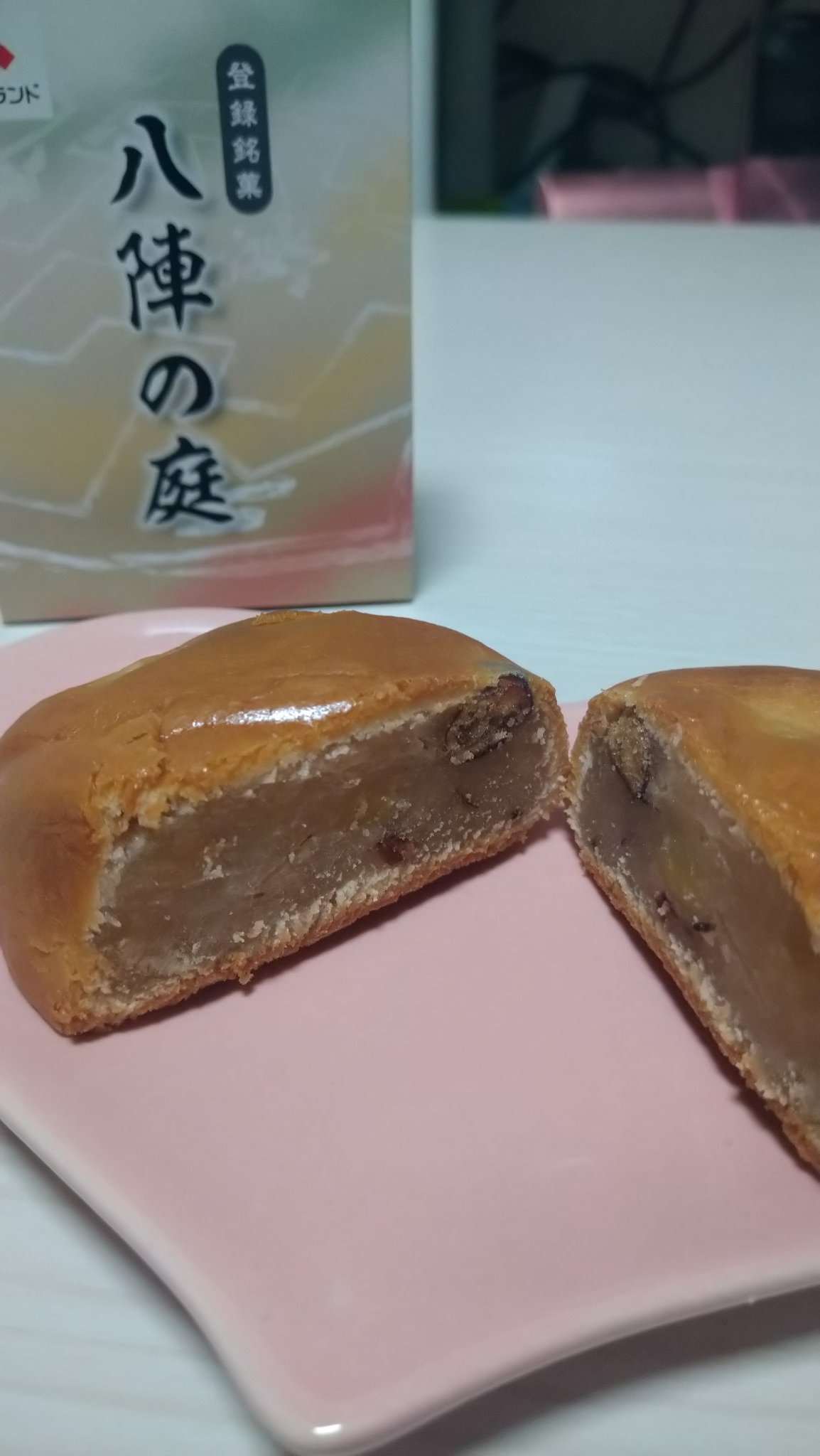 あさの 今日のお菓子は銘菓本陣朝日堂の 八陣の庭 でした 天才軍師楠木正成の一族が築城した岸和田城 その庭園に作られた八陣 の庭は同じく稀代の軍師である諸葛亮孔明の奇門遁甲八陣の図をイメージして作られている 三国志ファンと太平記ファン