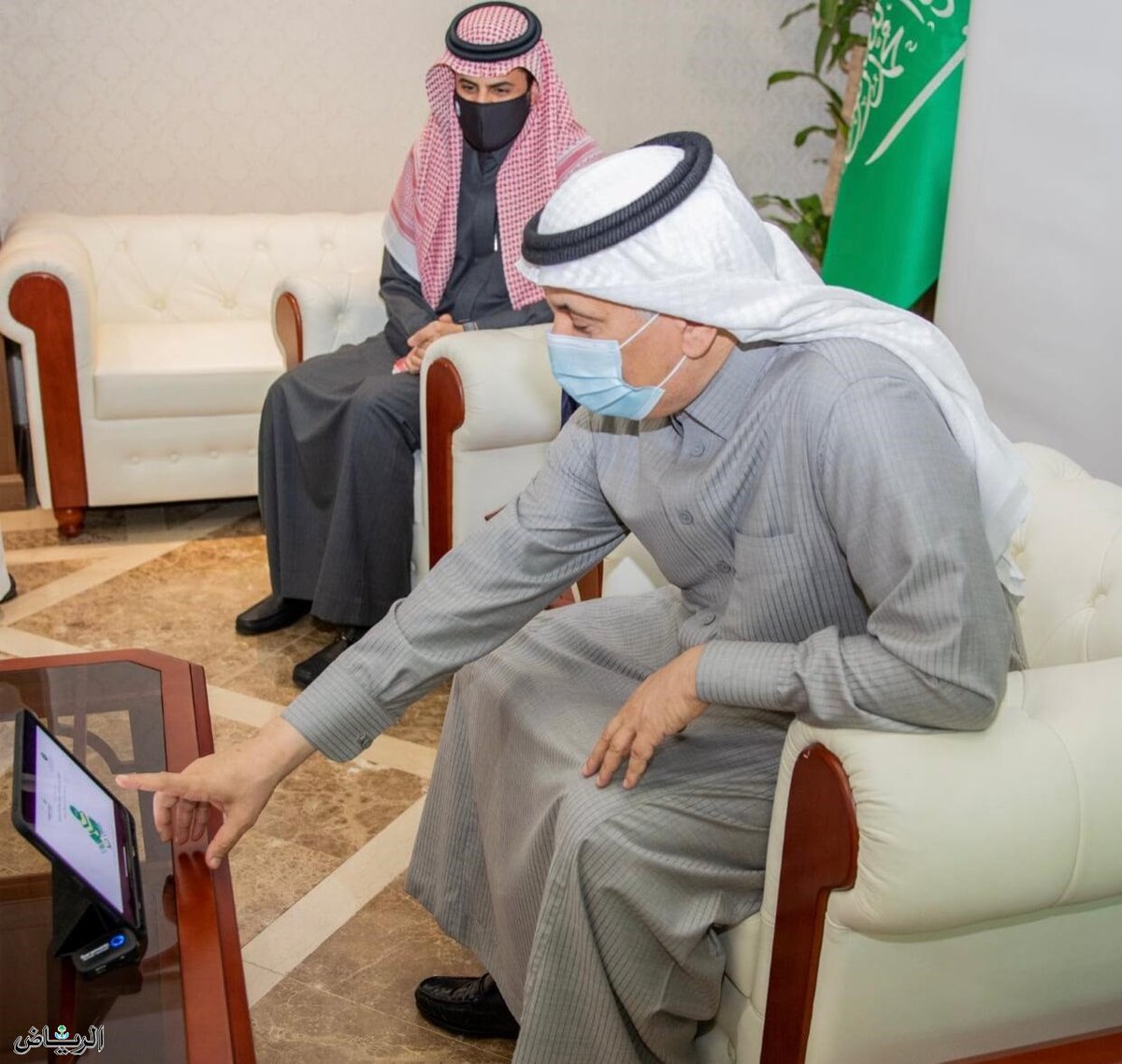 AlRiyadh's tweet photo. وزير #البيئة يدشن الربط الإلكتروني مع الهيئة العامة للجمارك

https://t.co/W8zLc7vnbp https://t.co/Ho6nBO75Ad