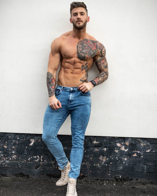 Let&rsquo;s all take our tops off 🤘🏼📸 https://t.co/IlTAzB9957