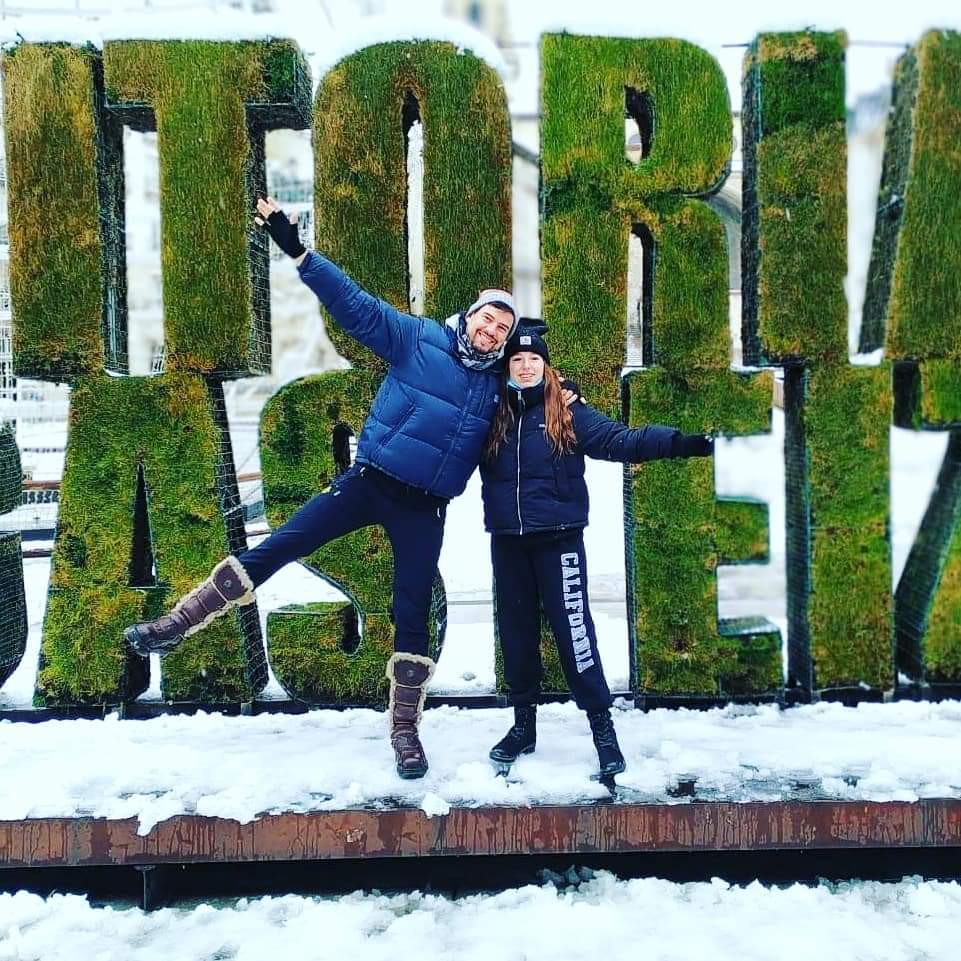 FansRaulFuentes's tweet photo. Así empiezo el año. Con nieve y en familia.
#20Aniversario #Feliz2021 #Nieve #VitoriaGasteiz #Familia #Sobrina #Agus #Andrea #Oihane #Yo #Selfie #Invierno #NuevoAño #Navidad #NavidadEnTi #Christmas #SueñoSuBoca #Prohibida #AsDeCorazones #ContigoSoñando @Raulcantante https://t.co/BS9n8coQoy
