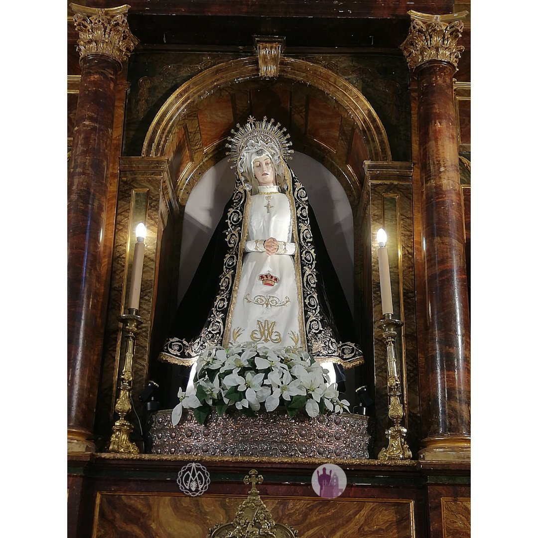 ~ SOLEDAD EN TÍ ~

"Soledad en Tí
Soledad en tus manos
Soledad en tus lágrimas
Soledad en la calle".

Paso: Nuestra Señora de la Soledad (Anónimo - s.XVII) <a href="/cofsoledadpalen/">COFRADIA SOLEDAD PALENCIA</a> ataviada para el tiempo de Navidad, con túnica blanca y manto negro con bordados plateados.