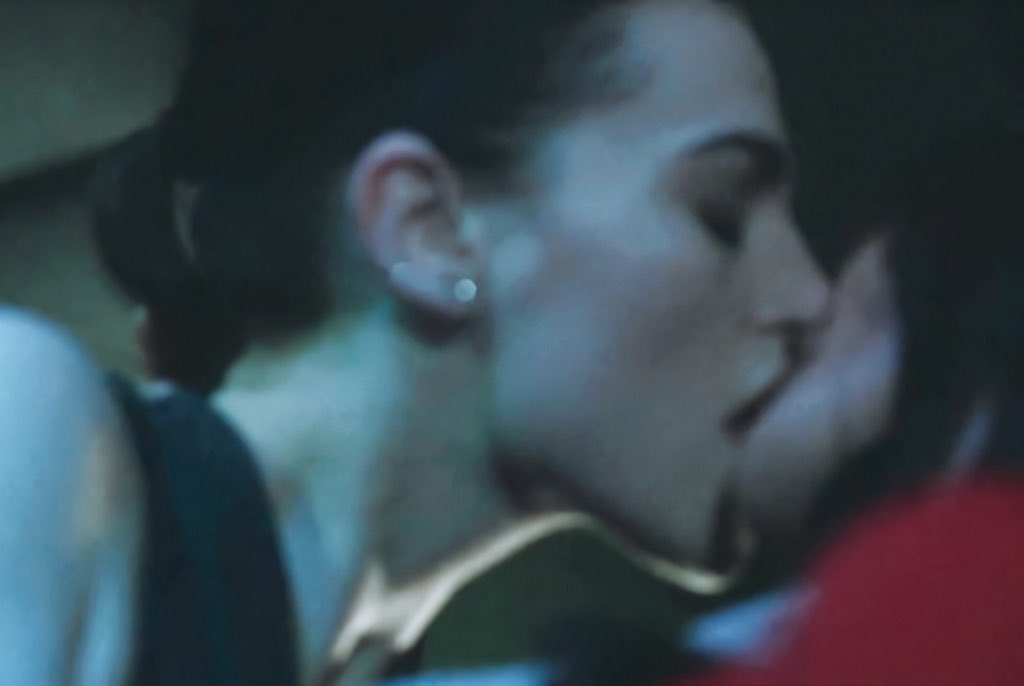 katie mcgrath kissing women; a short thread.. why? bc is a fine sunday, nothing much just sunday 