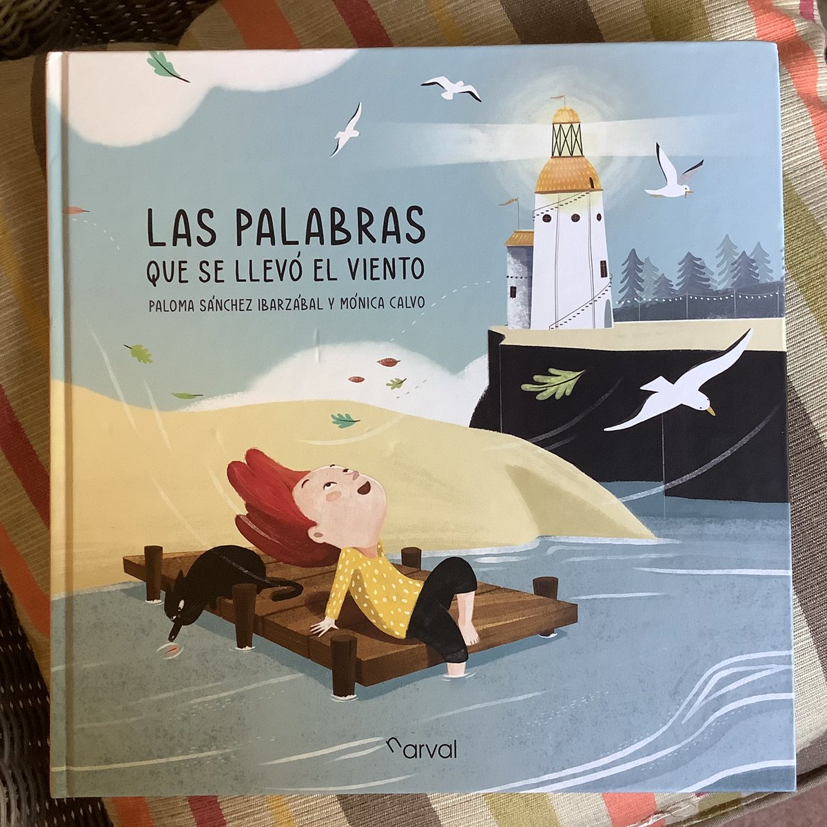 Fundación Cuatrogatos (@cuatrogatoslij) on Twitter photo Libros para regalar (o regalarse) por Reyes Magos. “Las palabras que se llevó el viento“, de Paloma Sánchez Ibarzábal y Mónica Calvo, publicado por <a href="/narvaleditores/">Narval Editores</a>. Una caja llena de palabras, el viento que las pone a volar, una niña que sale a buscarlas en medio de la noche... Libros para regalar (o regalarse) por Reyes Magos. “Las palabras que se llevó el viento“, de Paloma Sánchez Ibarzábal y Mónica Calvo, publicado por <a href="/narvaleditores/">Narval Editores</a>. Una caja llena de palabras, el viento que las pone a volar, una niña que sale a buscarlas en medio de la noche...