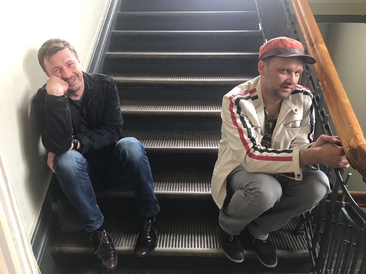 Nu neko. Mēs arī gaidām pandēmijas beigas. Plāni ir - turpināsim spēlēt gan esošās izrādes,  gan projektā arī jauna izrāde. Gribam arī pie jauniešiem uz skolām aizbraukt. Un drīz mums apaļa jubileja (JAU!). Tāpēc - esam pacietīgi un sekojam līdzi Goda teātra jaunumiem :)