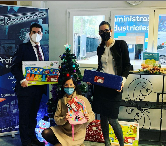 Preparando la noche más mágica del año para todos los niños 💫
Vamos a trabajar duro como pajes de los Reyes Magos que tienen que dejar regalos muy especiales en <a href="/aspacezaragoza/">Fund ASPACE Zaragoza</a> 

Todos los niños con sus juguetes. Felices!
 🎁🎁