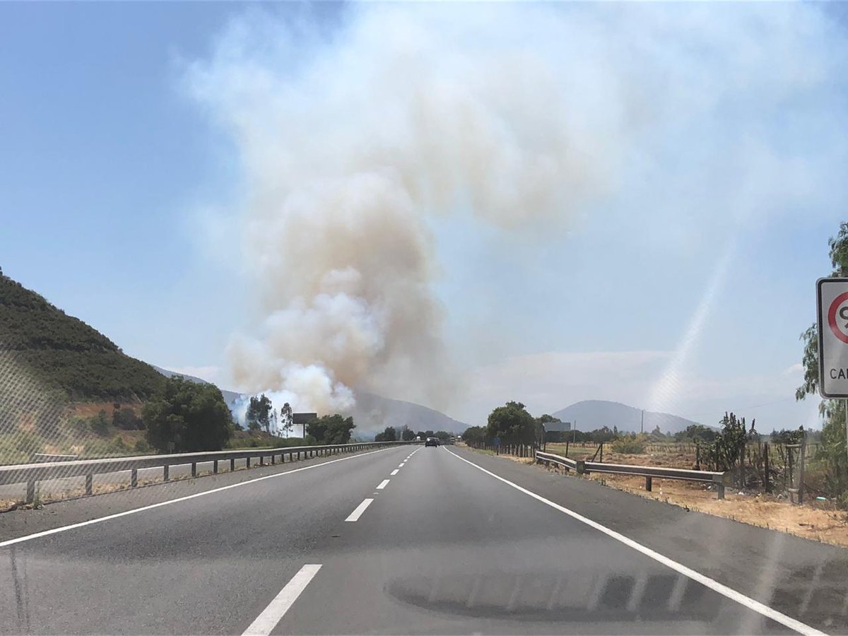 Incendio de pastizales en Autopista del Sol entre Melipilla y Pomaire. Bomberos y Carabineros en el lugar.