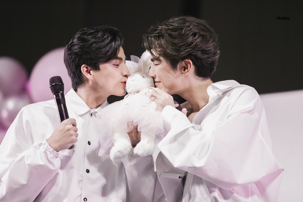 BEST MEWGULF MOMENTS 2020 RANKINGS#9. when mew made a grand entry into gulf’s graduation with a parade of his staff and brought him the bride bunny[138 votes] 4.31%