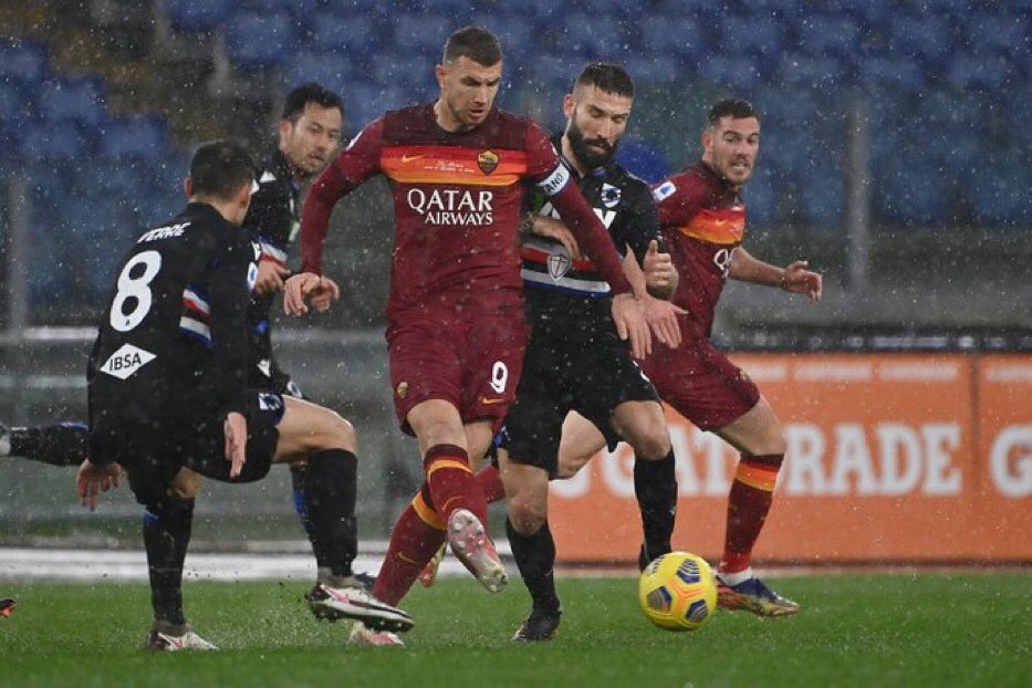 Footballogue's tweet photo. [#SerieA🇮🇹] AS ROMA 1-0 SAMPDORIA

⏱ FIN DU MATCH !

⚽️ Dzeko

La Roma reste 3e de SerieA !

#ROMSAM https://t.co/SkHOaPLrid