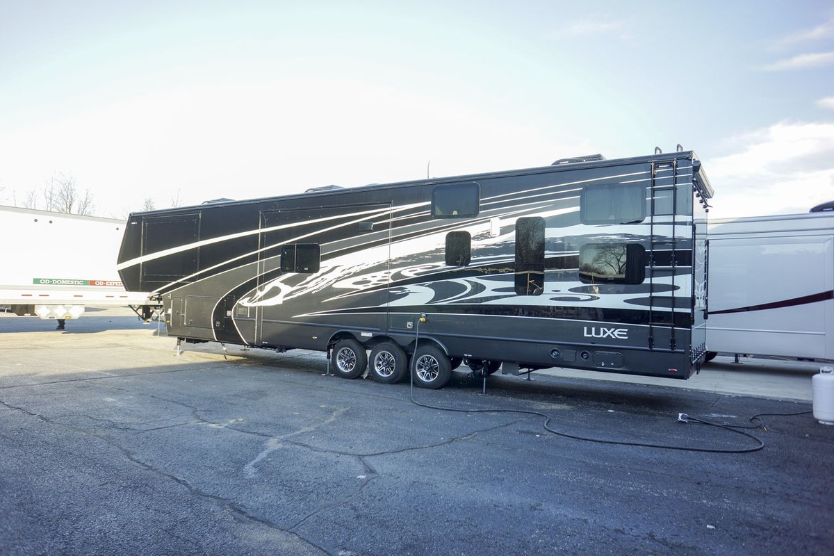 Luxefifthwheel's tweet photo. Is your imagination ready for this? 😲 We have the ability to match your fifth wheel Hauler. ✅ Or you can pizzazz us with the color combination of your dreams. 🏅We have many standard colors to choose from. 📞(844)284-6678
#luxuryfifthwheelpaint #luxury5thwheel https://t.co/vD7mFZQsOE