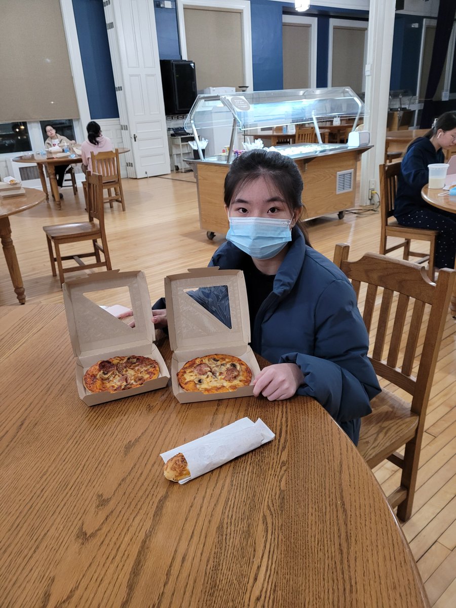 With help from Chef Shannon, the boarders put their pizza making skills to the test over the winter break. Each girl chose their favourite toppings and were raving about the delicious results! #pizzanight #boardinglife #boardingisbetter #community #sisterhood