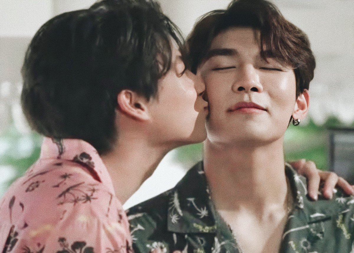 BEST MEWGULF MOMENTS 2020 RANKINGS#22. mewgulf beach date live (we got mewgulf playing games together, singing songs, kissing each others’ cheeks, giving necklaces and then even getting emo at the end while saying their messages to each other) [94 votes] 2.93%