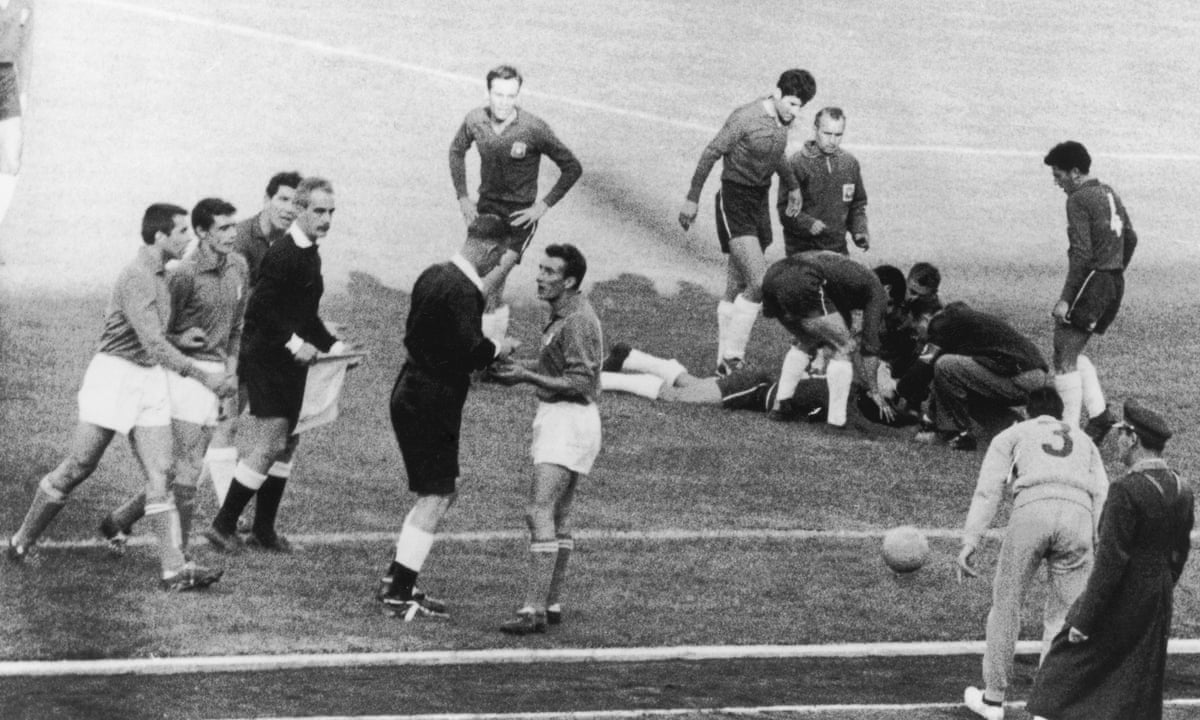ftblsm's tweet photo. ... He is also remembered for his confrontation with #LeonelSánchez against hosts Chile in the infamous "Battle of Santiago" in the first round of the 1962 #WorldCup.
In the picture English referee #KenAston sends off Italian player #MarioDavid (Keystone/GettyImages) https://t.co/LyZBrf2ZcQ