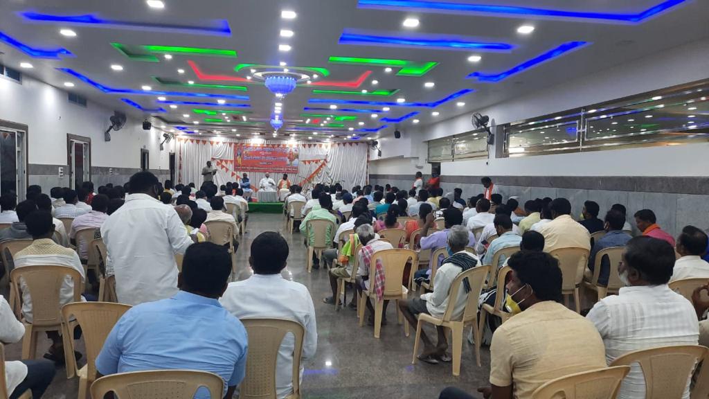 ShriRam94340730's tweet photo. ಶ್ರೀ ರಾಮ ಮಂದಿರ ನಿರ್ಮಾಣ ನಿಧಿ ಸಮರ್ಪಣಾ ಅಭಿಯಾನ 
ತಾವರಗೆರೆ ನಗರ ಸಮಾವೇಶ
ದಾಸರಹಳ್ಳಿ ಭಾಗ ಕಾರ್ಯವಾಹರಾದ ಮಹೇಶ್,ಜನ ಸೇವಾ ವಿದ್ಯಾಸಂಸ್ಥೆಯ ಪ್ರಮುಖರಾದ ನಿರ್ಮಲ್ ಜೀ ಹಾಗೂ 
ಸಚಿವರಾದ ಎಸ್.ಟಿ ಸೋಮಶೇಖರ್ ಅವರು ಉಪಸ್ಥಿತರಿದ್ದರು.
@Mahi_the_Josh @Narendramurthy 
@Sunilmk23 @STSomashekarMLA https://t.co/qHzWhCS1dp