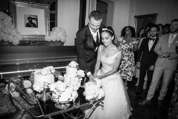 Metropoles's tweet photo. Após um ano e meio de casamento, a atriz Zoë Kravitz entrou com um pedido de divórcio do também ator Karl Glusman. A informação é da revista norte-americana People #Metrópoles https://t.co/mCLrFs6k14
