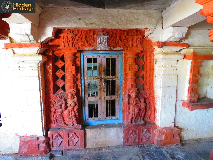  #Kalaburagi temple trail again - The 12th cen CE Ishvara temple in Nimbargi vil standing & in worship. Shrine also preserves inscriptions mentioning Kalyana Chalukya kings Someshvara III & Vikramaditya. Shows value of temples as repositories of history.  #Karnatakatrail