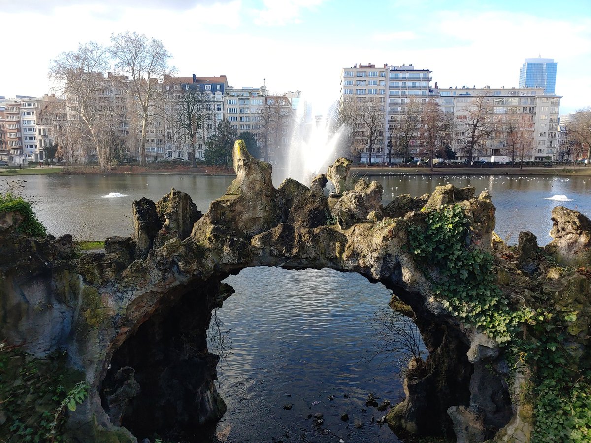 The 1886 grotto/cascade on Square Marie-Louise is in a shocking state these days. Made of reinforced concrete and bits of stone, these were briefly trendy all over Europe & seemed to evoke aristocratic follies rather than Lourdes (although a lot of them do that too). I'm a fan.