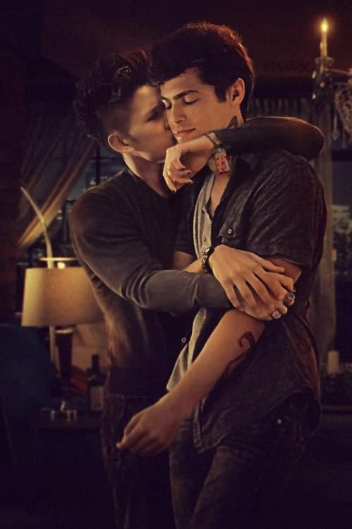 ShippGay18's tweet photo. Magnus &amp; Alec (ShadowHunters)

#shadowhunters #malec #magnusbane #aleclightwood https://t.co/R0PjqlLu5b
