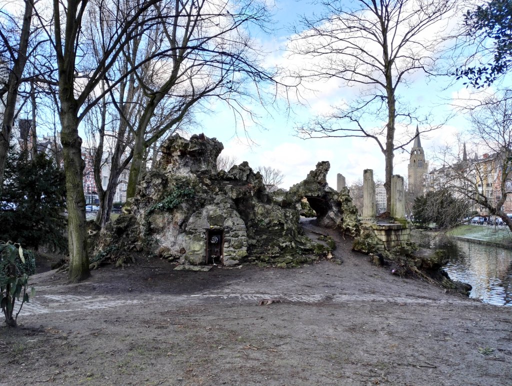 The Marie-Louise grotto was keeping up with the Joneses in Ixelles, where the (recently-restored) one by the ponds was built 10 years earlier (also by concrete specialists Blaton, who brought us the much-loved Tour Blaton to replace the Maison du Peuple). Not sure about the pink.