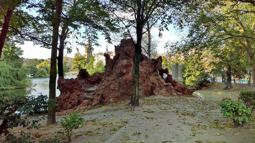 The Marie-Louise grotto was keeping up with the Joneses in Ixelles, where the (recently-restored) one by the ponds was built 10 years earlier (also by concrete specialists Blaton, who brought us the much-loved Tour Blaton to replace the Maison du Peuple). Not sure about the pink.