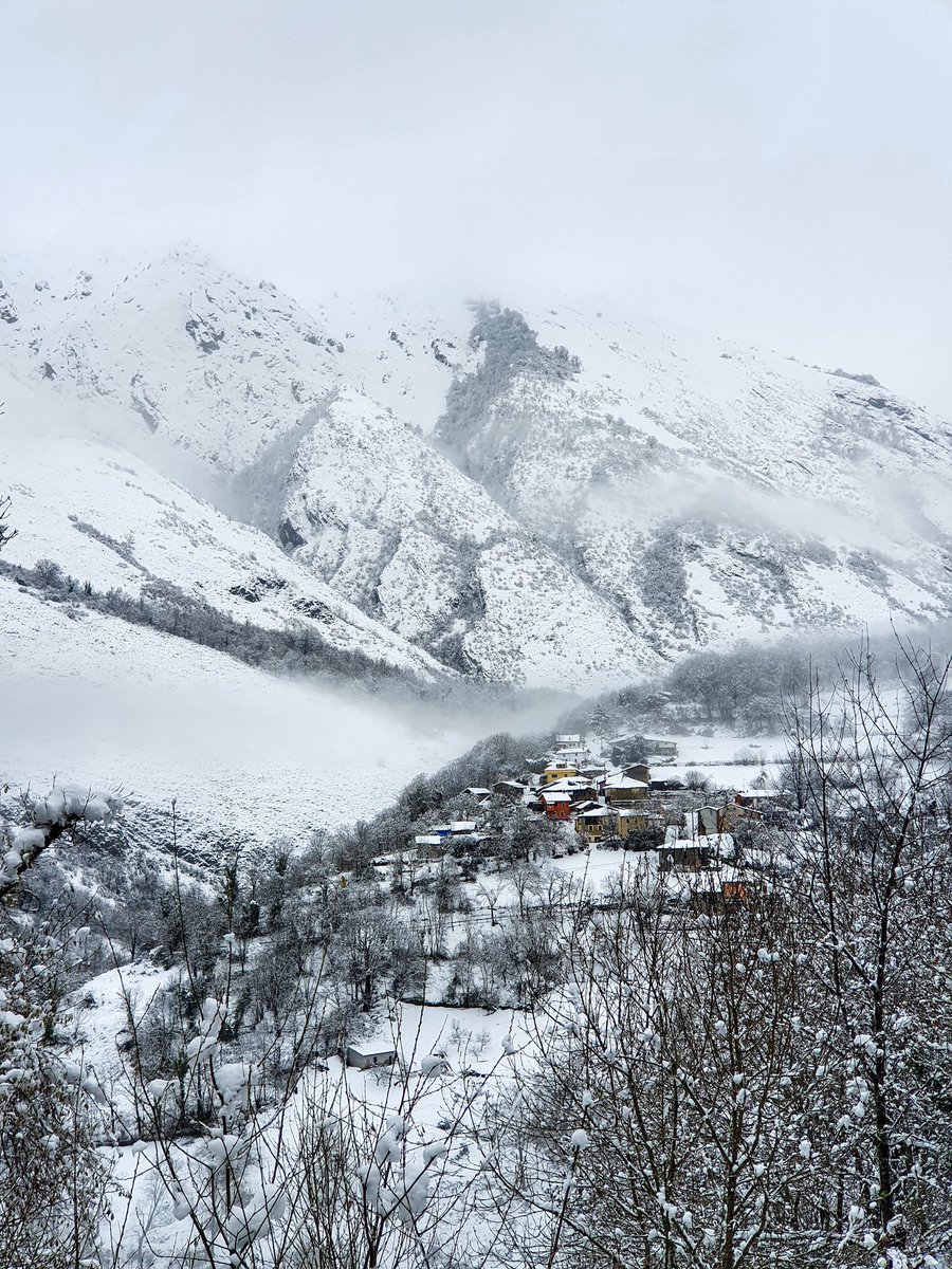 Viajerosconfeso's tweet photo. Ruta con #RaquetasdeNieve ☃️🎿por el #ParqueNaturaldePonga en #Asturias.

Subimos andando hasta #Abiegos. 💯🔝Camino ascendente, corto y sin dificultad. ℹ En el pueblo hay 1 #chigreAsturiano con #comidacasera 😉

Las raquetas las alquilamos en @LudoAventura https://t.co/lLlCoCAqBq